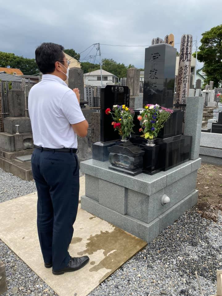 父、伊波洋之助の墓前にて