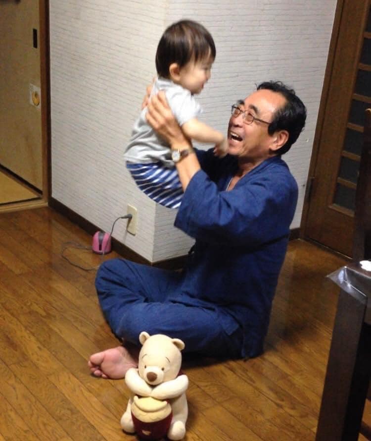 父、伊波洋之助の墓前にて