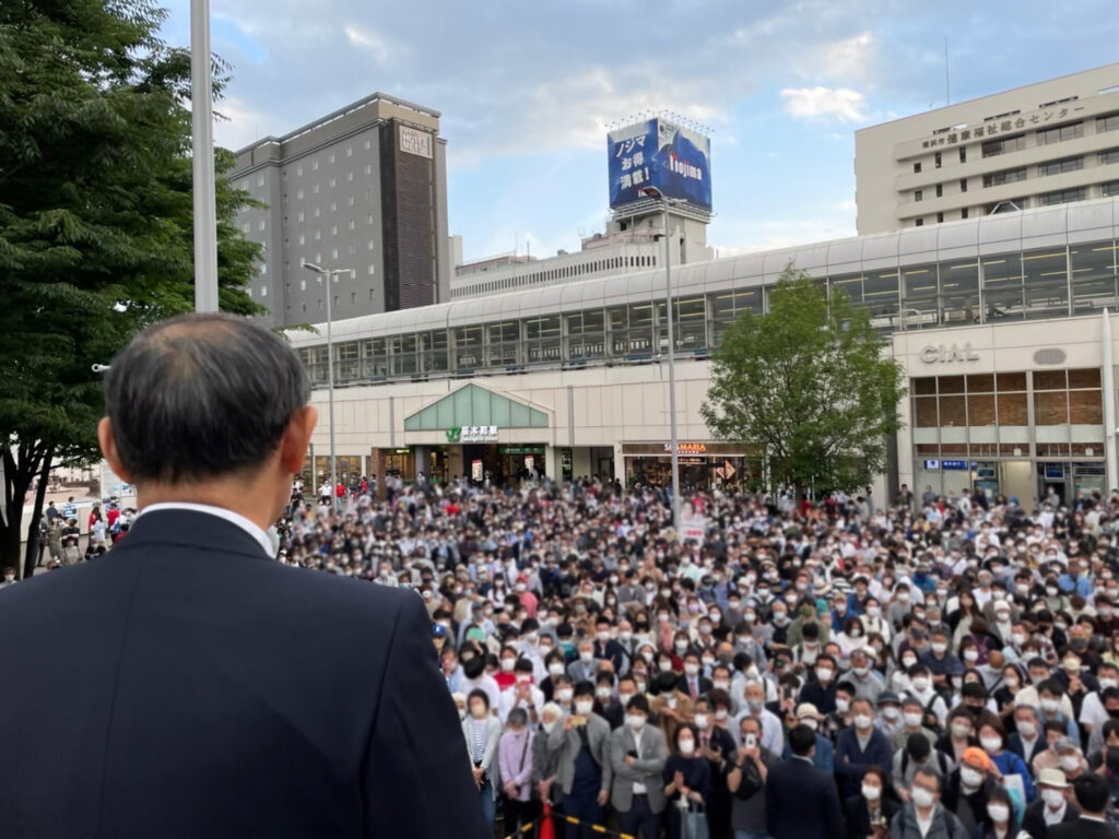 桜木町駅前にて街頭演説会