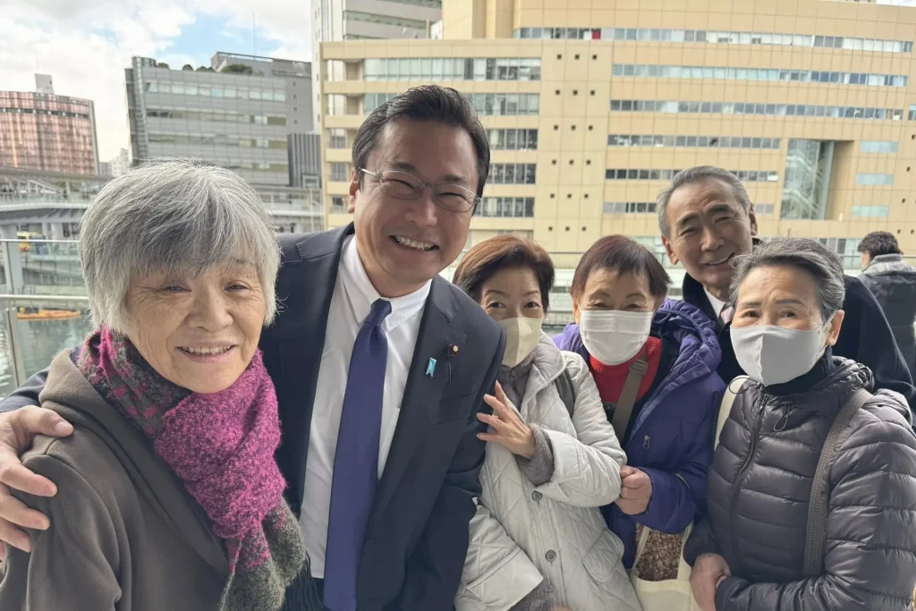 横浜市役所前で一斉放水