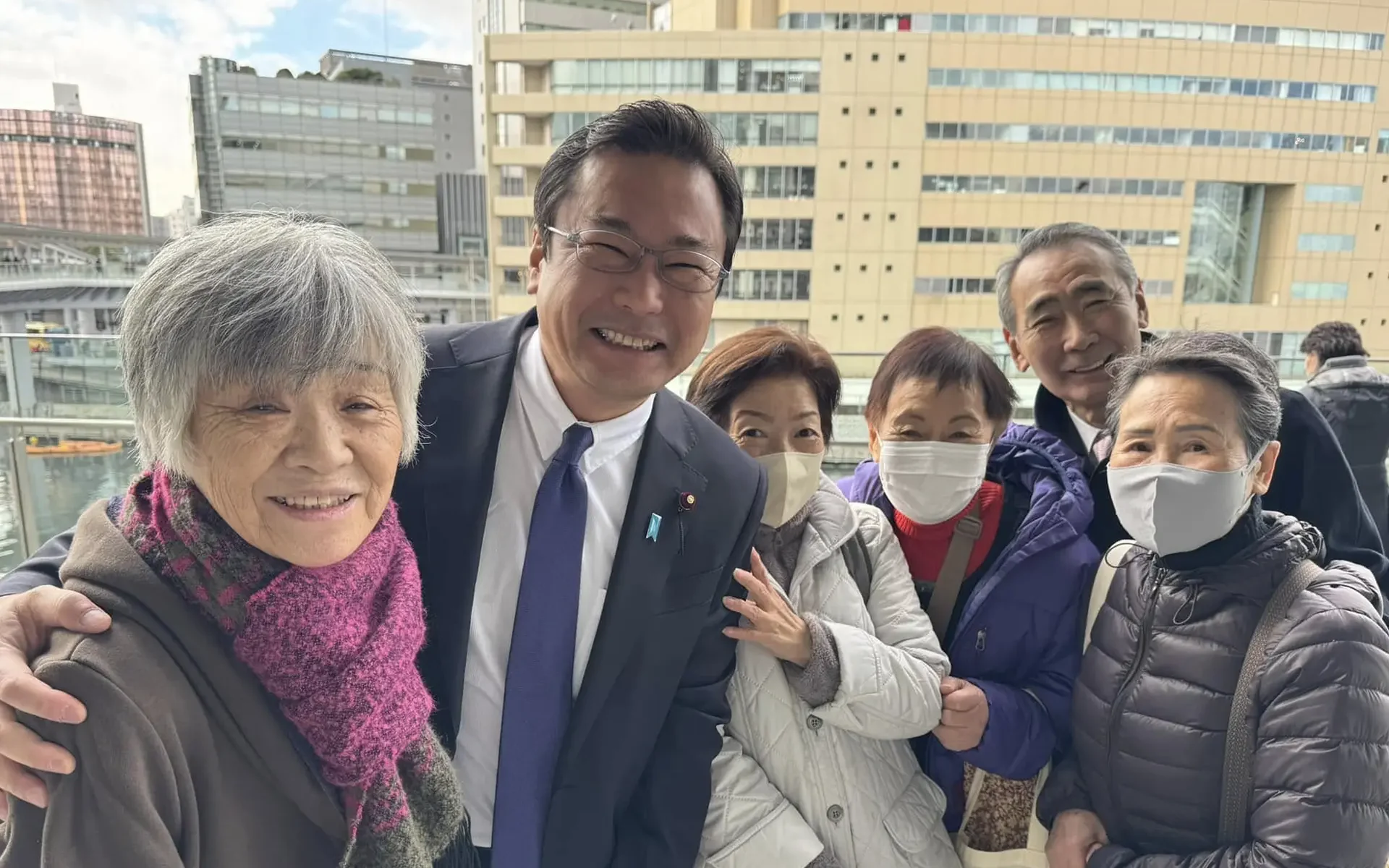 横浜市役所前で一斉放水