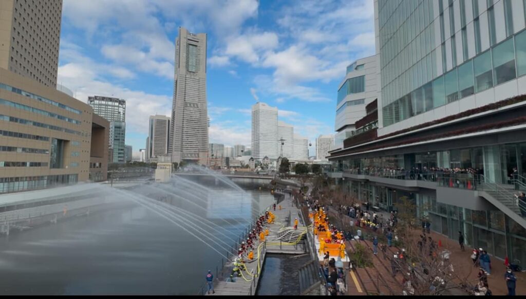 横浜市役所前で一斉放水