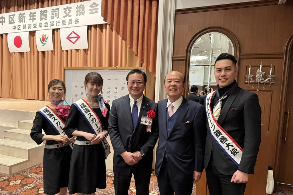 横浜市役所前で一斉放水