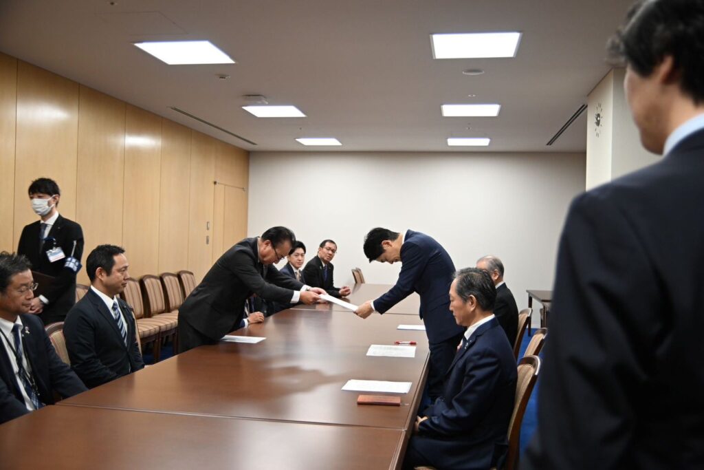 【物価高騰対策の早期実施を要望】山中市長へ要望書を手交